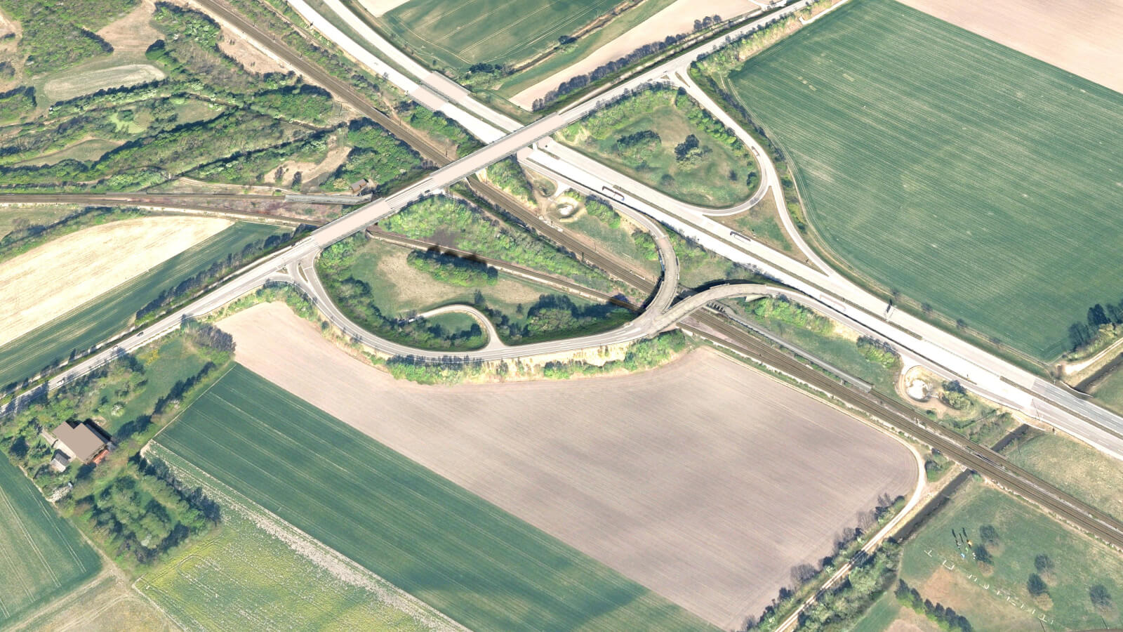 Luftaufnahme des süd-östlichen Teiles des Erdinger Ringschlusses mit Straßen und Gleisen.